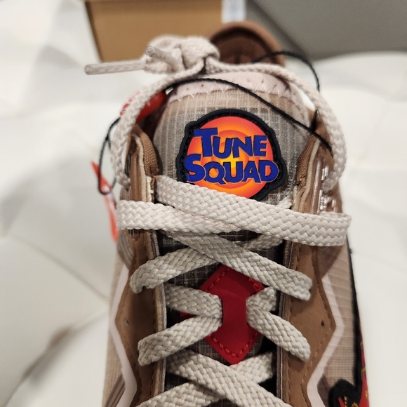 Space Jam x LeBron 18 Low EP 'Wile E. x Roadrunner - Picture 8 of 16